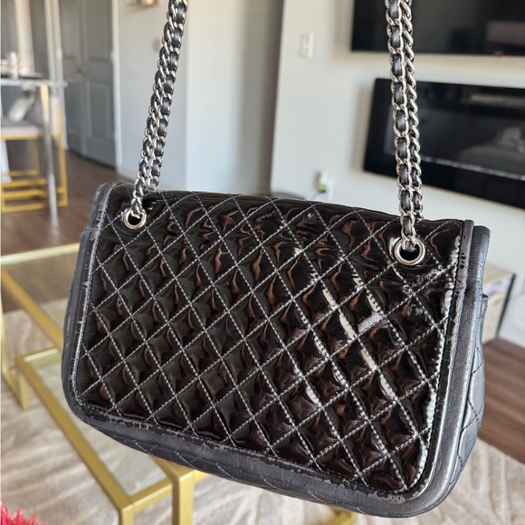 Chanel Classic Quilted Patent Medium bag - Picture 7 of 9